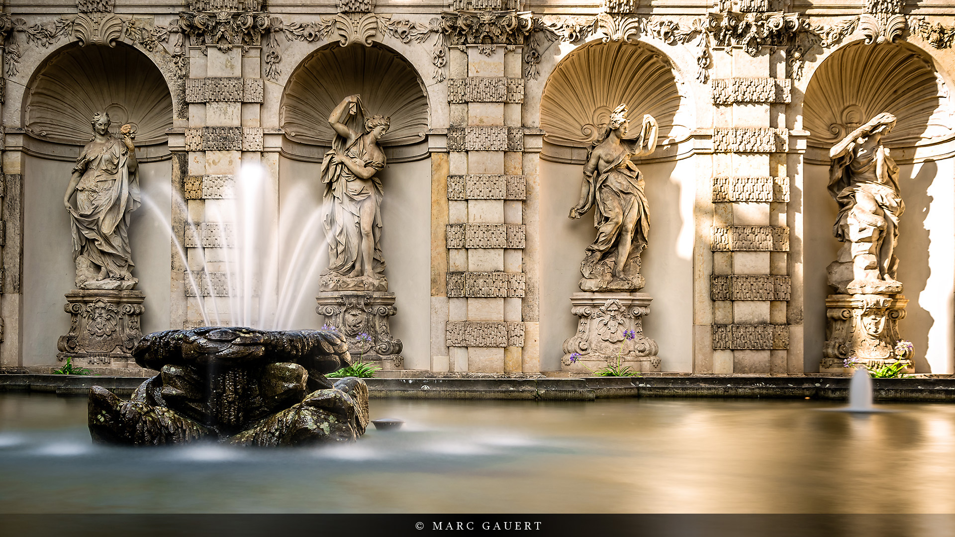 Langzeitbelichtung des Nymphenbades im Dresdener Zwinger