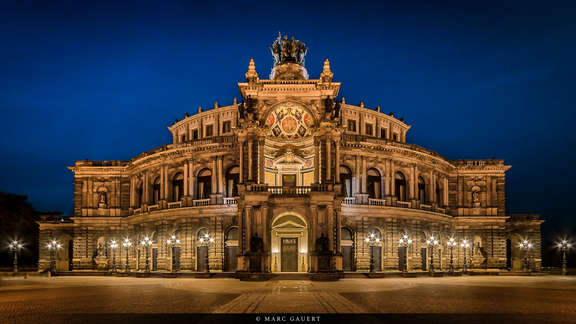 Semperoper in Dresden zur Blauen Stunde