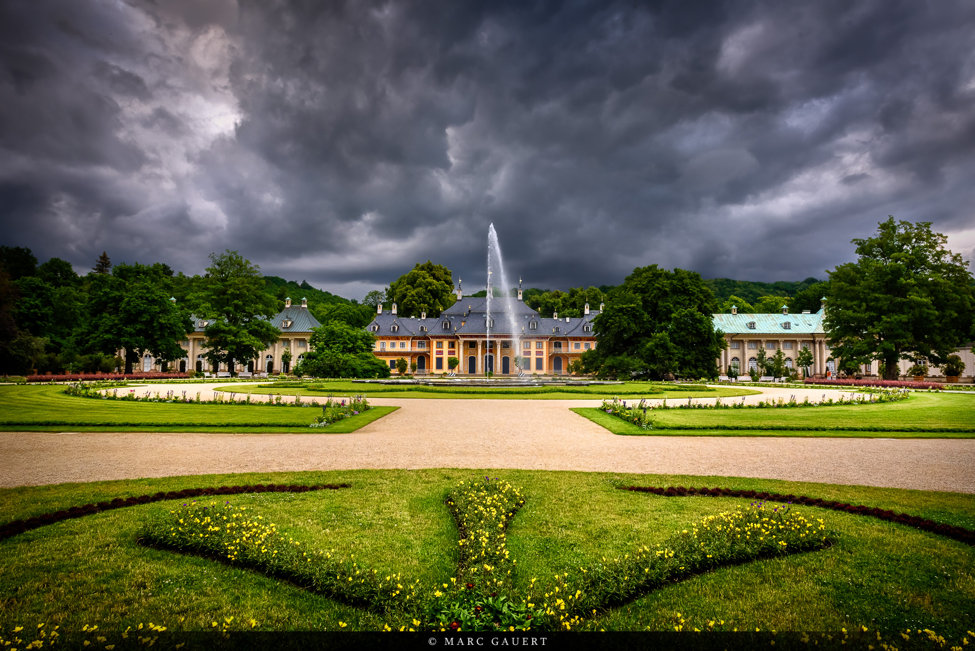 Dramatischer Himmel über Schloss Pillnitz
