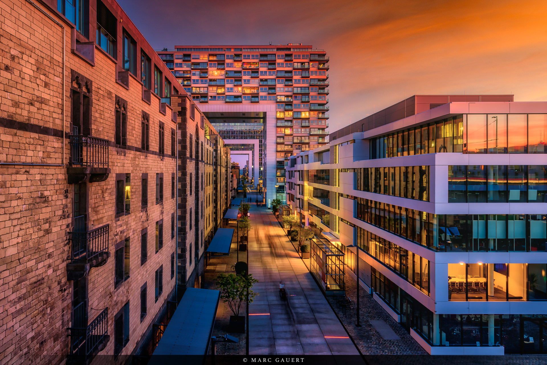 Goldene Stunde bei den Kranhäusern in Köln